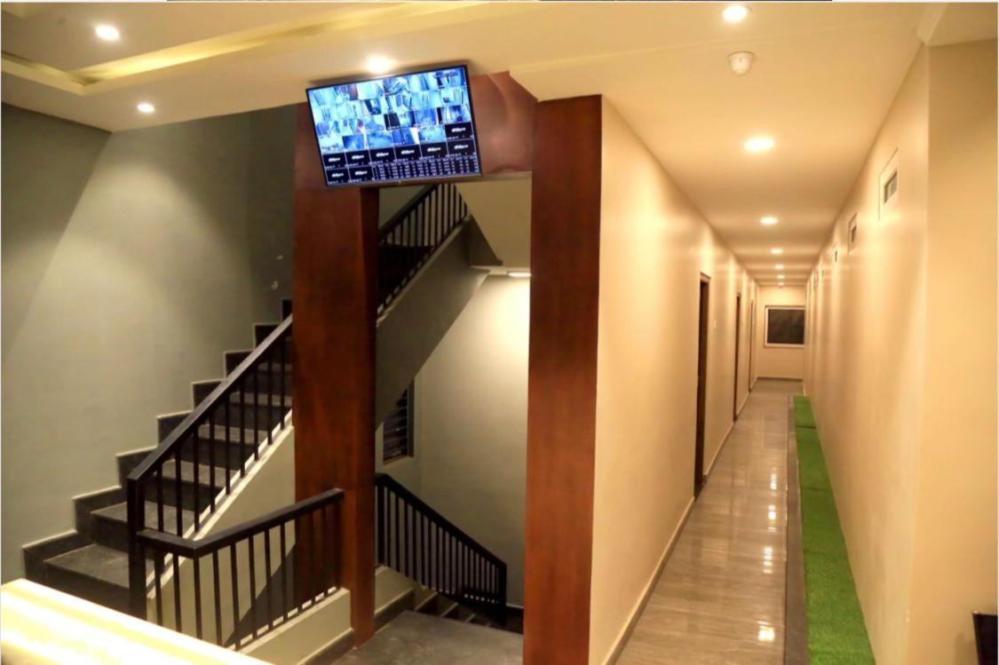 M Square Hotel Vellore Bagian luar foto