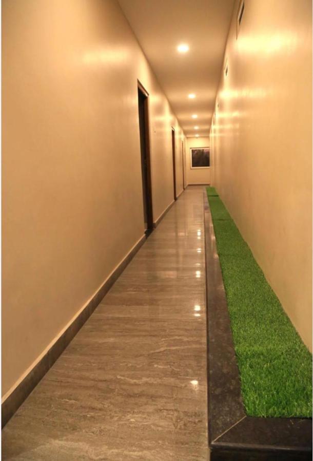 M Square Hotel Vellore Bagian luar foto