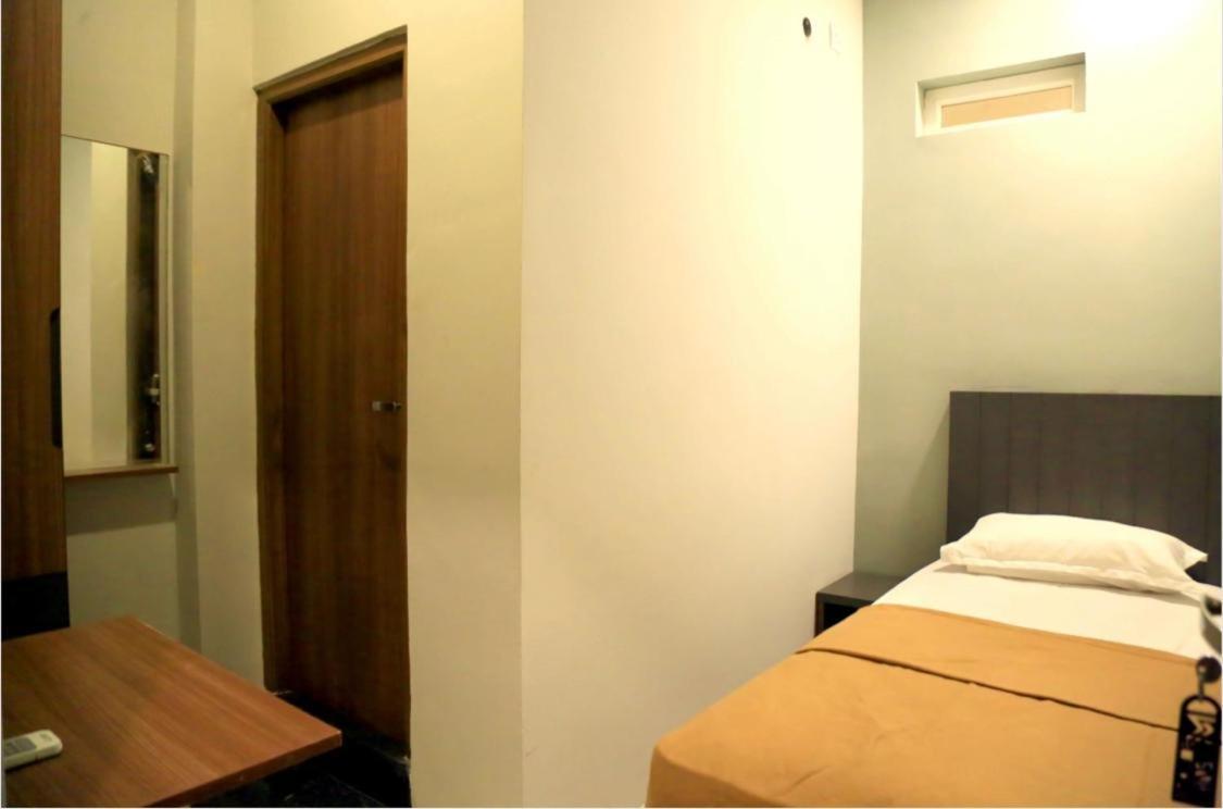 M Square Hotel Vellore Bagian luar foto