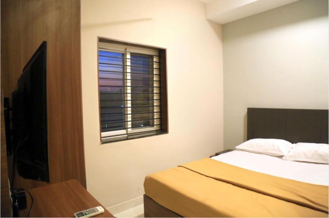 M Square Hotel Vellore Bagian luar foto