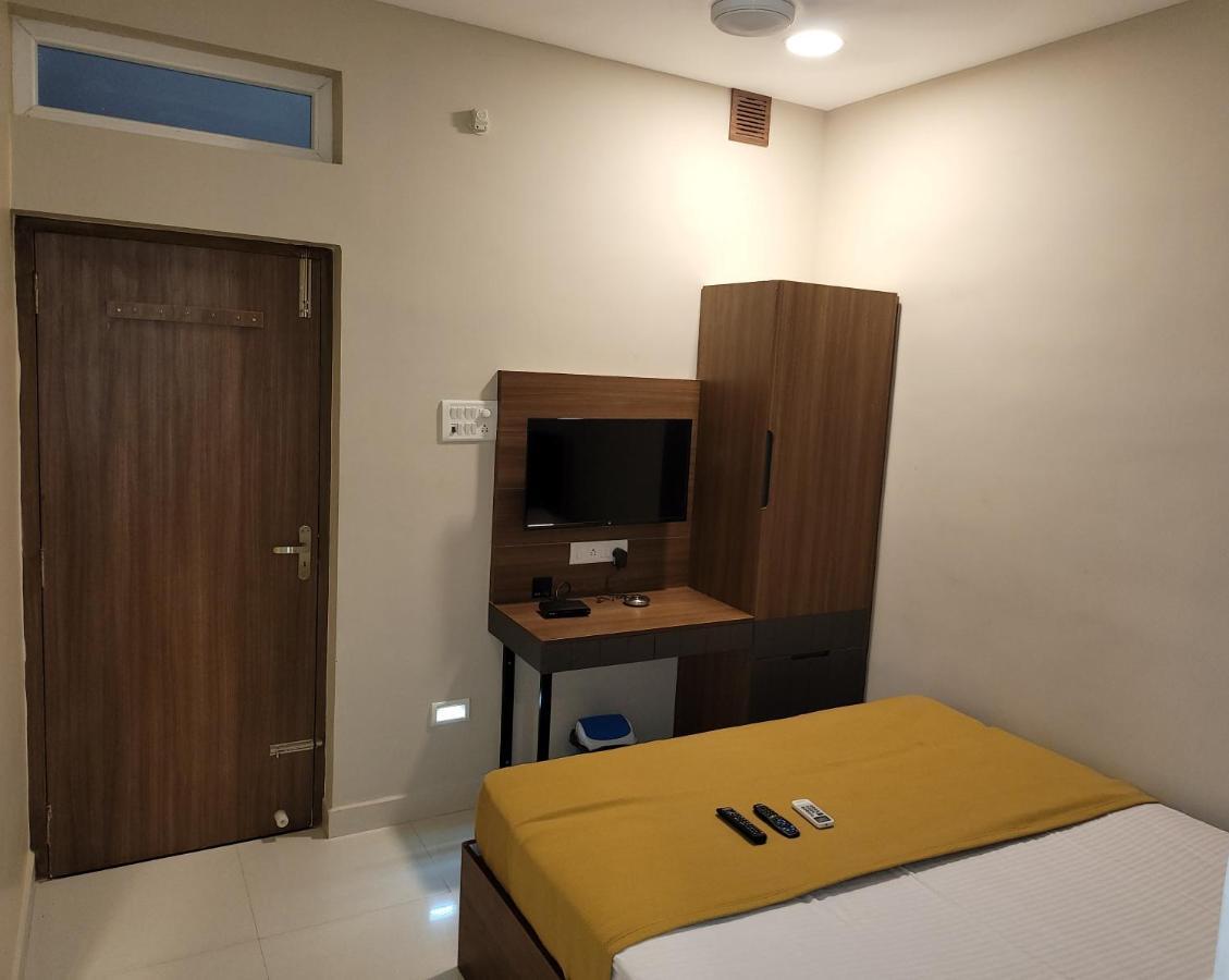 M Square Hotel Vellore Bagian luar foto