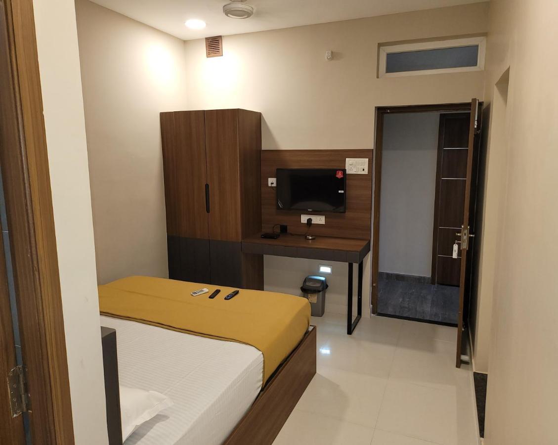 M Square Hotel Vellore Bagian luar foto