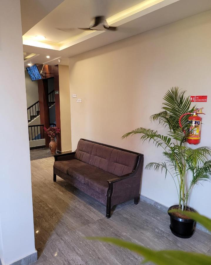 M Square Hotel Vellore Bagian luar foto