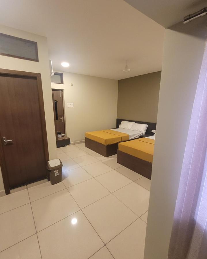 M Square Hotel Vellore Bagian luar foto