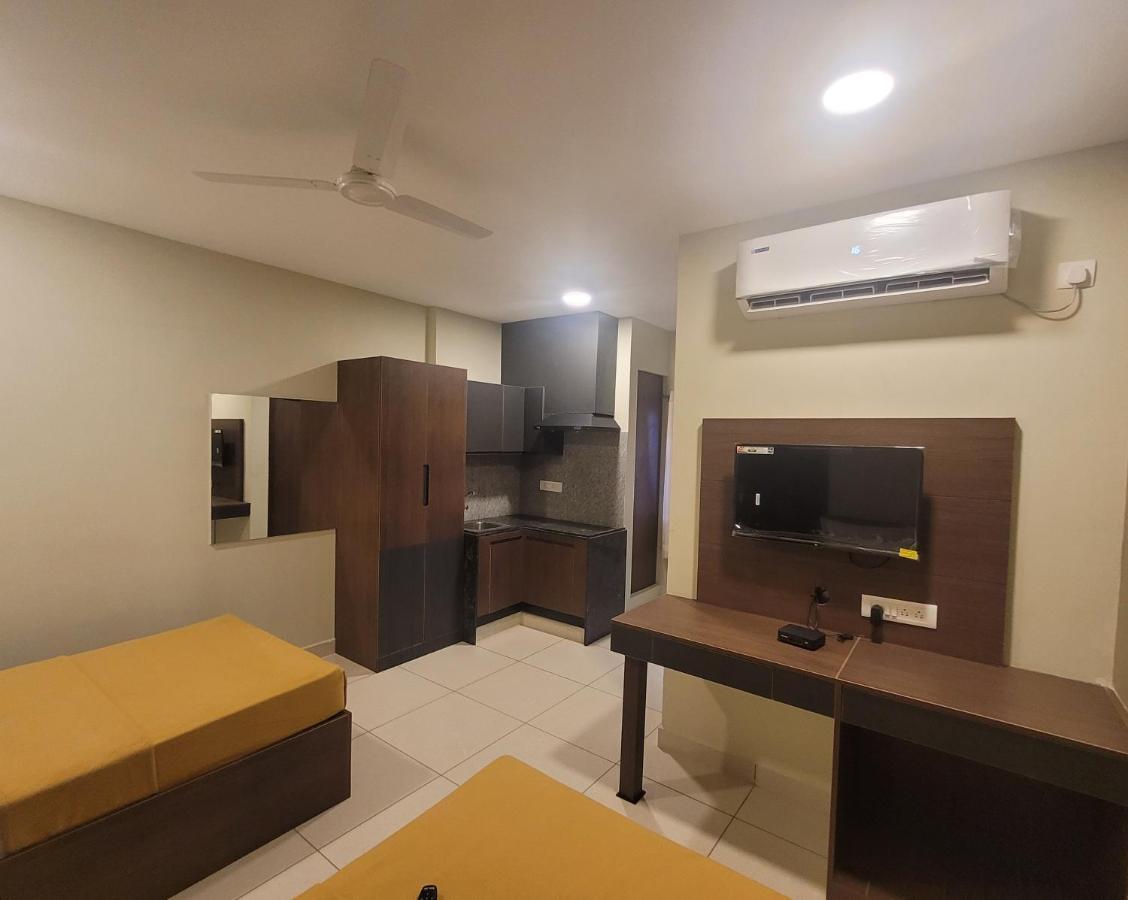 M Square Hotel Vellore Bagian luar foto