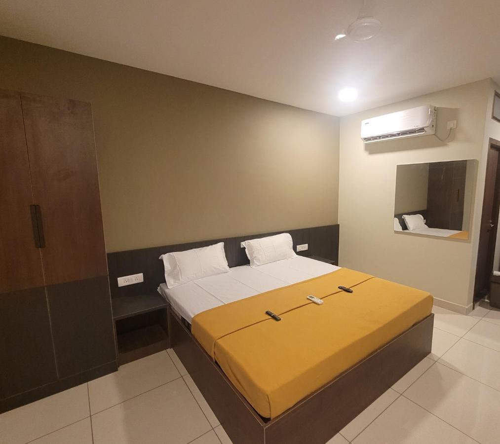 M Square Hotel Vellore Bagian luar foto