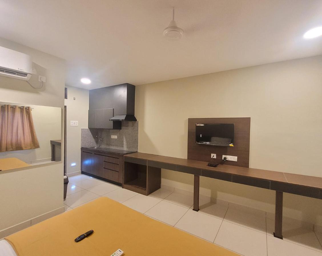 M Square Hotel Vellore Bagian luar foto